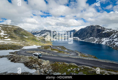 Strada a serpentina in scenic Norvegia paesaggio di montagna Foto Stock