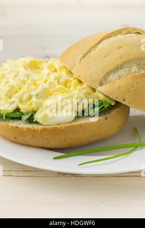 Sandwich di bianco con uovo e insalata di erba cipollina su una piastra bianca Foto Stock