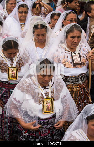 Processione cattolica della Vergine del Carmen in San Pedro La Laguna, Guatemala. Le donne nella tradizione maya abito bianco con mantiglie sopra le loro teste Foto Stock