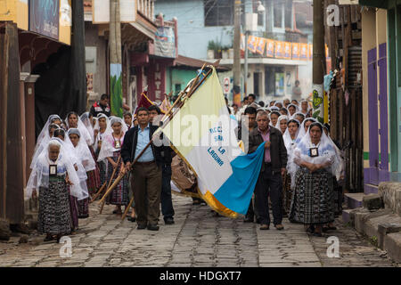 Processione cattolica della Vergine del Carmen in San Pedro La Laguna, Guatemala. Le donne nella tradizione maya abito bianco con mantiglie sopra le loro teste Foto Stock