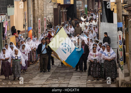 Processione cattolica della Vergine del Carmen in San Pedro La Laguna, Guatemala. Le donne nella tradizione maya abito bianco con mantiglie sopra le loro teste Foto Stock