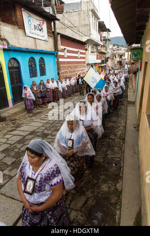 Processione cattolica della Vergine del Carmen in San Pedro La Laguna, Guatemala. Le donne nella tradizione maya abito bianco con mantiglie sopra le loro teste Foto Stock