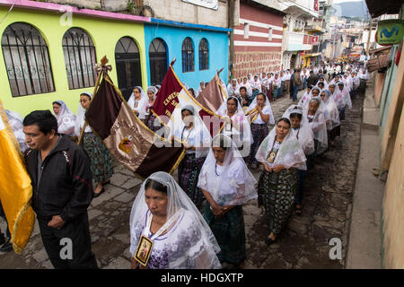 Processione cattolica della Vergine del Carmen in San Pedro La Laguna, Guatemala. Le donne nella tradizione maya abito bianco con mantiglie sopra le loro teste Foto Stock