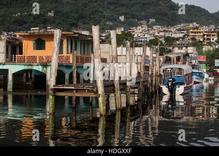 Poiché 2009 lago Atitlan in Guatemala è aumentato più di 9 metri, inondazioni fattorie e litorale edifici della città sul lago, come qui a San Pe Foto Stock