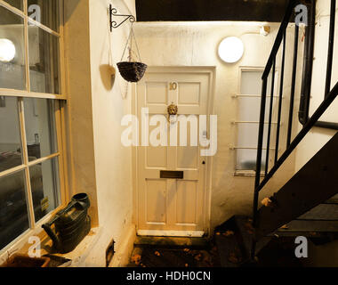 Una vista della porta anteriore di 10 Danbury Street nel quartiere di Islington, Londra Nord. Foto Stock