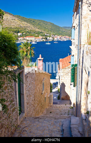 Strade strette di isola di Vis vista verticale, Dalmazia, Croazia Foto Stock