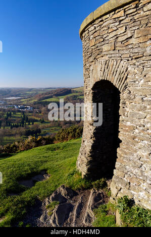 Torre conosciuta come 'Billy Wynt' sulla parte superiore della Y Graig hill, Llantrisant, Ipswich, nel Galles del Sud. Foto Stock