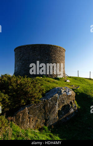 Torre conosciuta come 'Billy Wynt' sulla parte superiore della Y Graig hill, Llantrisant, Ipswich, nel Galles del Sud. Foto Stock