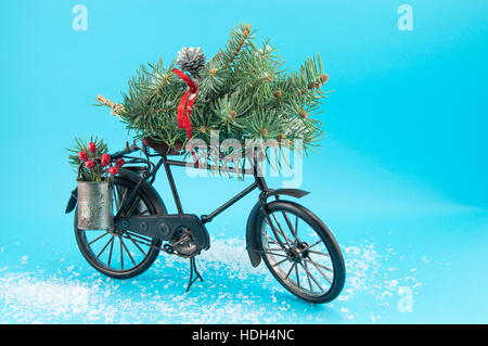 Biciclette giocattolo con decorazioni di Natale su sfondo blu Foto Stock