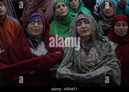 Srinagar, India. 12 Dic, 2016. Kashmir donne musulmane pregare durante una cerimonia di anniversario del Compleanno del Profeta Mohammad, Mawlid al Nabi, presso il santuario Hazartabal a Srinagar, la capitale estiva della controllata indiana del Kashmir, il 12 dicembre 2016. Credito: Faisal Khan/Pacific Press/Alamy Live News Foto Stock