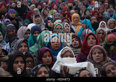 Srinagar, India. 12 Dic, 2016. Kashmir donne musulmane pregare durante una cerimonia di anniversario del Compleanno del Profeta Mohammad, Mawlid al Nabi, presso il santuario Hazartabal a Srinagar, la capitale estiva della controllata indiana del Kashmir, il 12 dicembre 2016. Credito: Faisal Khan/Pacific Press/Alamy Live News Foto Stock