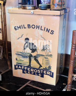 Emil Bohlins Kafferosteri Gefles, esposto al Museo di Yvette Dardenne, presenta una collezione iconica legata alla storia della torrefazione del caffè a Gävle, Svezia. Questa mostra mette in risalto il ricco patrimonio dell'artigianato locale e della cultura del caffè, dando ai visitatori uno sguardo ai tradizionali processi di preparazione del caffè. Foto Stock