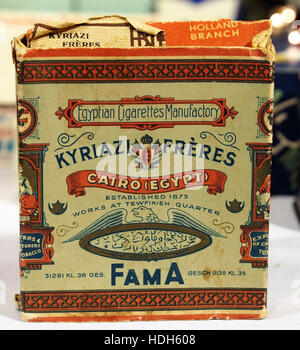 Questa immagine mostra gli imballaggi della fabbrica di sigarette egiziane fama, un marchio noto per la sua produzione di sigarette all'inizio del XX secolo. La confezione riflette le tendenze del design del tempo, con motivi egiziani distintivi. Foto Stock