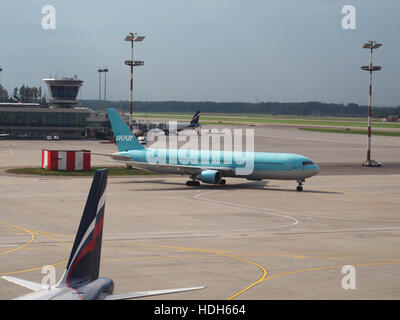 VP-boy (aeromobili) presso l'Aeroporto Internazionale di Sheremetyevo pic2 Foto Stock