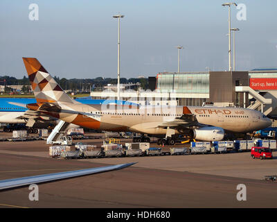 L'aereo A6-EYH, un Boeing 777-300ER, è mostrato all'aeroporto Schiphol di Amsterdam. Questo aereo fa parte della flotta Emirates, nota per i suoi voli a lungo raggio in tutto il mondo. Foto Stock