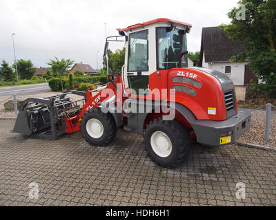 Questa immagine mostra una pala gommata ZL15F in azione, un componente versatile di macchinari pesanti utilizzati nelle attività edili e minerarie. Il modello ZL15F è progettato per una movimentazione efficiente dei materiali, dimostrando la sua capacità per varie attività industriali. Foto Stock