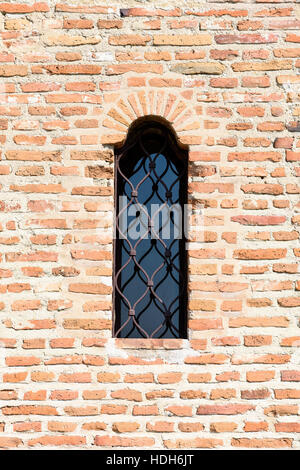 Vecchio Castello finestra sul muro di mattoni Foto Stock