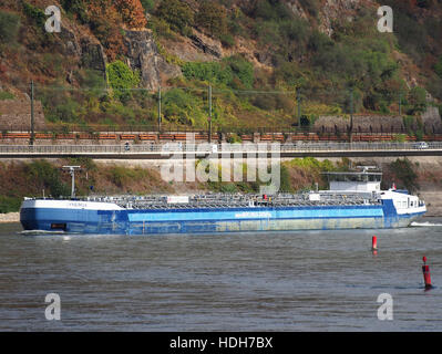 La "Synergy", una nave moderna costruita nel 2011, naviga sul Reno vicino a Oberwesel. Questa immagine cattura la presenza della nave su una delle principali vie d'acqua d'Europa. Foto Stock