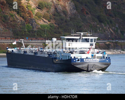 Questa fotografia cattura la nave "Evidence" con il numero ENI 0233318 mentre naviga sul Reno a Oberwesel nel 2010. La scena evidenzia il viaggio della nave attraverso uno dei percorsi fluviali più famosi d'Europa. Foto Stock