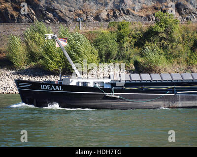 La nave "Ideaal" è raffigurata sul fiume Reno a Oberwesel nel 1987. Questa nave, registrata con la norma ENI 02318122, naviga in uno dei fiumi più rappresentativi d'Europa, un'importante via d'acqua per il commercio e il trasporto. Foto Stock