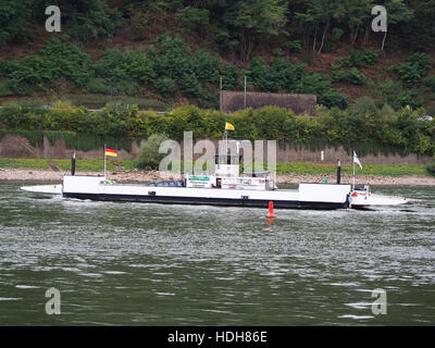 La nave ENI 04808680 naviga lungo il Reno vicino all'iconico castello di Pfalzgrafenstein. Il Reno è uno dei principali corsi d'acqua d'Europa, vitale per il commercio e i trasporti, e il castello è un punto di riferimento storico. Foto Stock