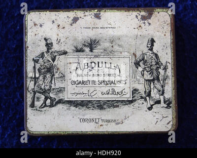Questa immagine presenta una collezione di vecchie scatole di sigarette Abdulla, utilizzate storicamente per immagazzinare sigarette e biscotti. Questi contenitori vintage sono ora preziosi oggetti da collezione, che riflettono il design e le pratiche commerciali dell'epoca. Foto Stock