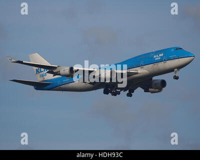 Il Boeing 737-800, registrato PH-BFP, è visto nel suo avvicinamento finale alla pista 18R. dell'aeroporto di Schiphol Questo aereo è operato dalla KLM, con un'altitudine di crociera prima di scendere per l'atterraggio. Foto Stock