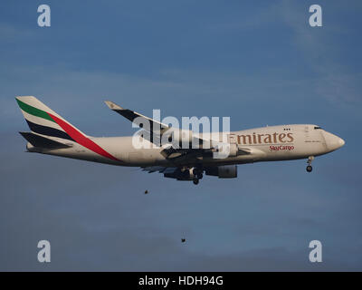 OO-THD, un aereo, è raffigurato durante l'avvicinamento finale alla pista 18R dell'aeroporto di Schiphol, mostrando la discesa dell'aereo durante le procedure di atterraggio. Foto Stock