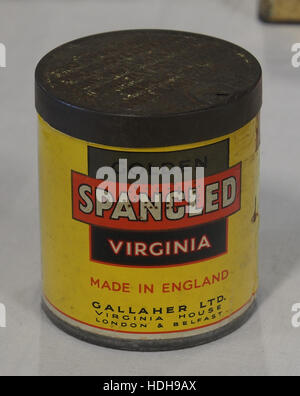 Questa immagine vintage mostra una scatola per sigarette spangled, utilizzata per conservare sigarette o biscotti. Il design mette in risalto la natura decorativa degli imballaggi dei primi anni del XX secolo, mostrando le tendenze storiche della pubblicità. Foto Stock