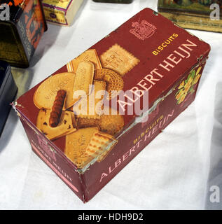 Questa immagine mostra una lattina d'annata di biscotti Albert Heijn, un noto marchio olandese. Il design in stagno cattura un pezzo di imballaggio storico e nostalgico dei primi tempi del marchio. Foto Stock