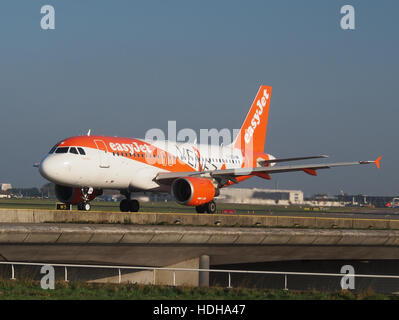 G-EZDW - Airbus A319-111 - EasyJet dell'aeroporto di Schiphol in rullaggio verso 36L pic1 Foto Stock