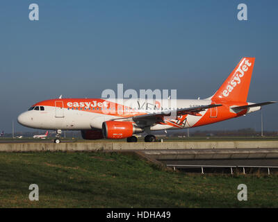 G-EZDW - Airbus A319-111 - EasyJet dell'aeroporto di Schiphol in rullaggio verso 36L pic3 Foto Stock