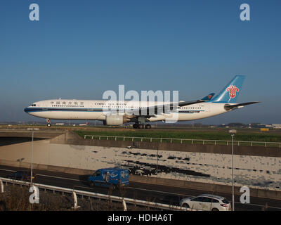 B-5965 China Southern Airlines Airbus A330-323 - cn 1593 a Schiphol attraversamento autostrada A5 verso la pista 36L Foto Stock