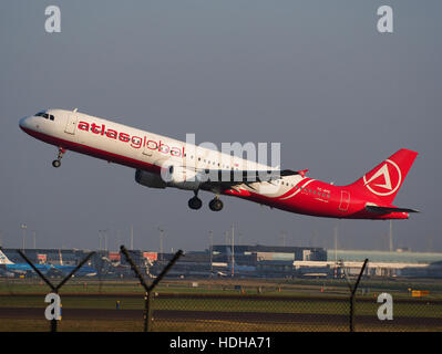 TC-ATE, Airbus A321-211, Atlasjet decollo da pista Schihol 36C pic1 Foto Stock