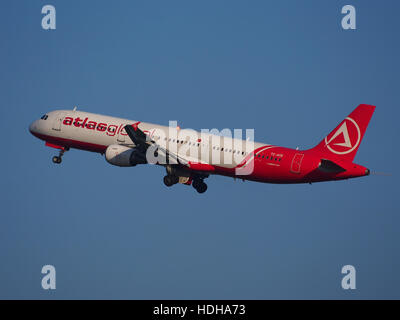 TC-ATE, Airbus A321-211, Atlasjet decollo da pista Schihol 36C pic3 Foto Stock