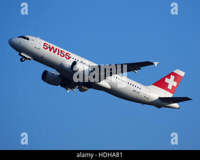 HB-IJP - Airbus A320-214 - Swiss decollo da Schiphol pista 36C pic1 Foto Stock