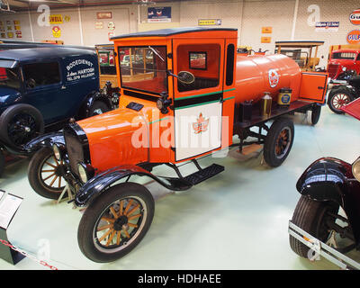 Questa fotografia mostra una Ford TT Tankwagen del 1919, un veicolo d'epoca utilizzato per il trasporto di liquidi, comunemente carburante. Il modello Ford TT, una variante della Model T, era notevole per la sua struttura robusta e il design versatile, rendendolo un veicolo chiave nel trasporto industriale all'inizio del XX secolo. Foto Stock