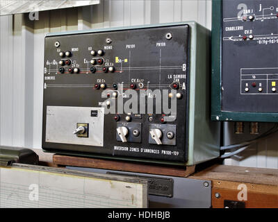 Questa immagine mostra una vista ravvicinata di un quadro interruttori su CFV3V, un sistema di controllo tecnico. Il pannello include vari interruttori e indicatori per la gestione elettrica in un ambiente industriale. Foto Stock