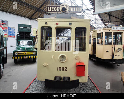 Questa fotografia raffigura il tram SNCV 10112, un veicolo a due assali che opera sulla linea 61 tra Liegi e Tilleur, che mostra la tecnologia dei trasporti europei dei primi anni del XX secolo. Foto Stock