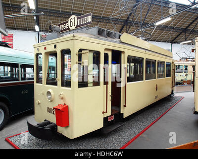 Questa immagine mostra la SNCV 10112, un tram a due assi utilizzato sulla linea 61 tra Liegi e Tilleur, Belgio. Il tram fa parte del sistema di trasporto storico belga, noto per il suo design distintivo e il ruolo nel trasporto regionale. Foto Stock