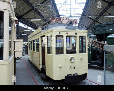 Questa immagine mostra la SNCV 10112, un tram urbano a due assi della linea 61, che operava tra Liegi e Tilleur in Belgio. Il tram fa parte della storica flotta della SNCV (compagnia nazionale dei tram belgi), che forniva il trasporto pubblico nelle città belghe. La foto mostra il design unico e il ruolo dei tram nel trasporto urbano durante la metà del XX secolo. Foto Stock