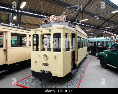 Il SNCV 10112 è un tram a due assi utilizzato sulla linea 61 tra Liegi e Tilleur, Belgio. Questa immagine cattura lo storico tram, che mostra il sistema di trasporto pubblico dei primi anni del XX secolo in Belgio. Foto Stock