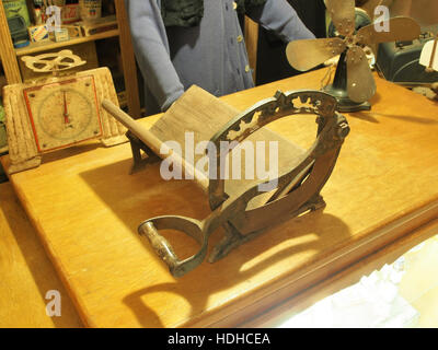 Questa fotografia dell'inverno del 1944 a Gingelom cattura una scena storica della seconda guerra mondiale. L'immagine riflette le condizioni e l'atmosfera del periodo bellico in Belgio. Foto Stock