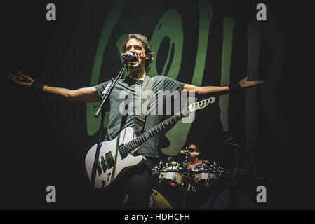 Casalecchio di Reno, Italia. 09Dec, 2016. Gojira performing live presso la Unipol Arena, aprendo l'Alter Bridge concerto. © Alessandro Bosio/Pacific Press/Alamy Live News Foto Stock