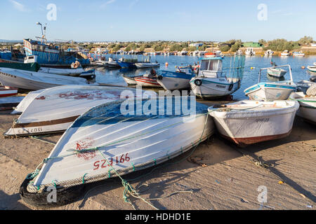 Barche ormeggiate a Fuseta, Algarve, PORTOGALLO Foto Stock