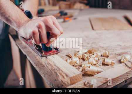 Sezione mediana del falegname piallare il legno in officina Foto Stock