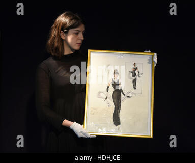 Un membro del personale può contenere un acquerello e disegno a matita di Audrey Hepburn vestito come Holly Golightly in Prima colazione a Tiffany sul display davanti al la memorabilia di intrattenimento Vendita a Bonhams a Knightsbridge, Londra questa settimana. Foto Stock