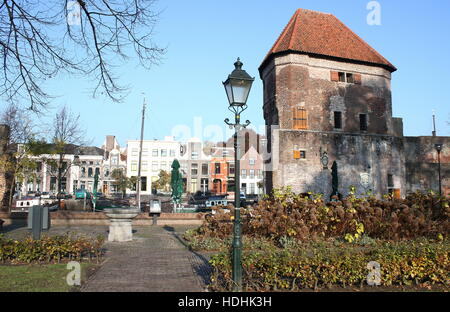 Bastioni e mura medievali della città tra cui Wijndragerstoren torre lungo Thorbeckegracht / Thorbecke canal, Zwolle, Paesi Bassi. Foto Stock