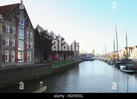 Magazzini medievale a Thorbeckegracht / Thorbecke canal, Zwolle, Paesi Bassi. Bastioni e mura antiche della città con Wijndragerstoren Foto Stock