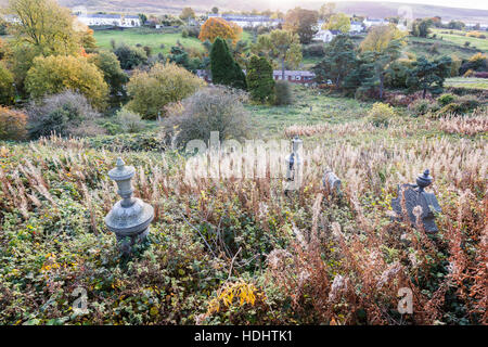 Incolto lapidi nel cimitero, Blaenavon, Wales, Regno Unito Foto Stock